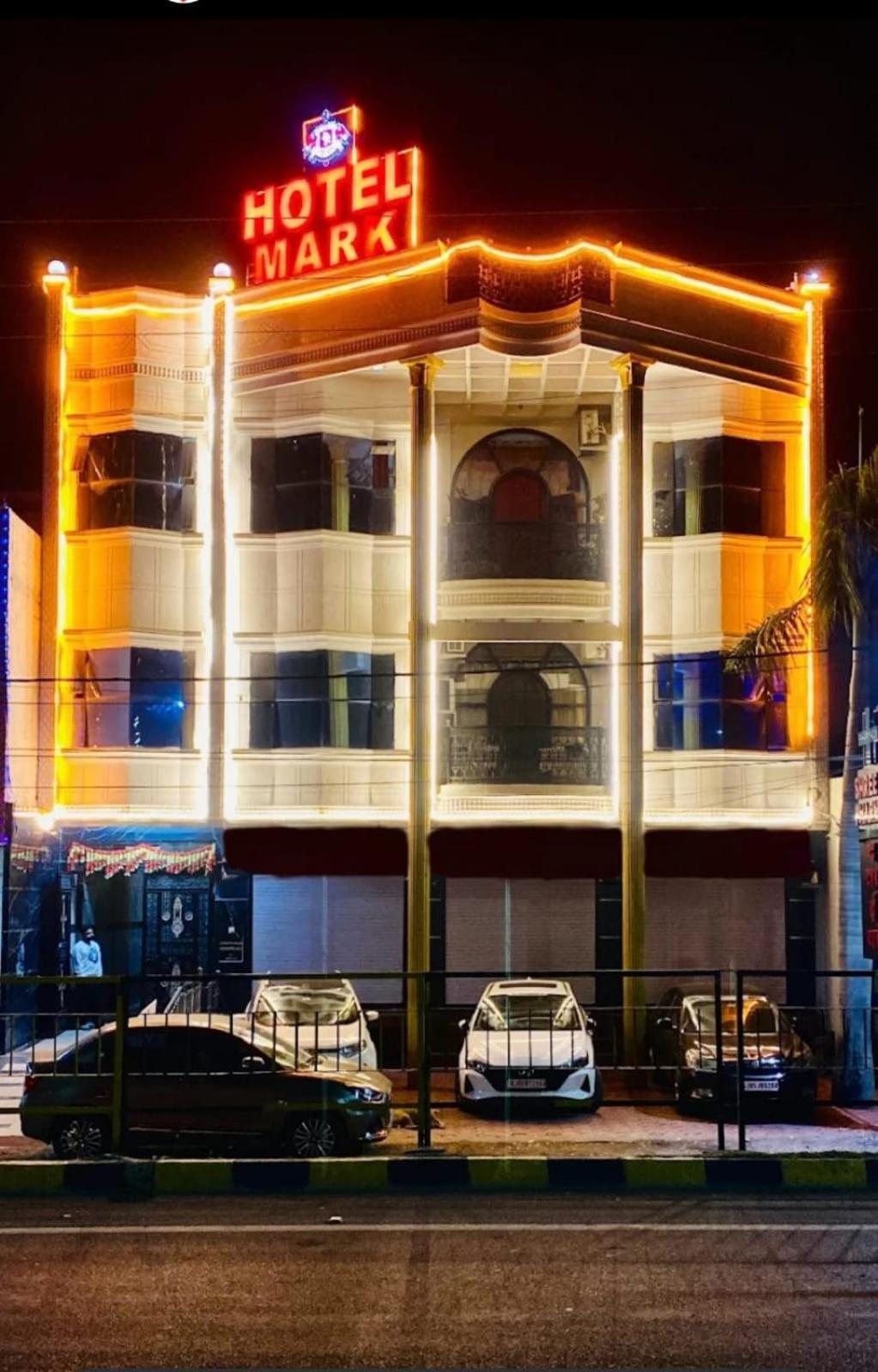 Hotel Mark Ujjain Buitenkant foto